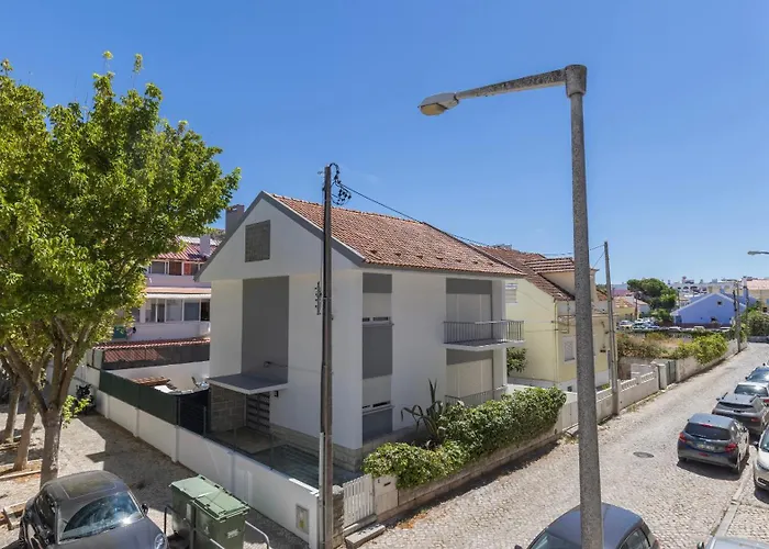 Seaside Getaway With Balcony By Lovelystay * Almada