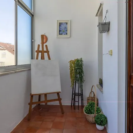 Appartamento Seaside Getaway With Balcony By Lovelystay Almada