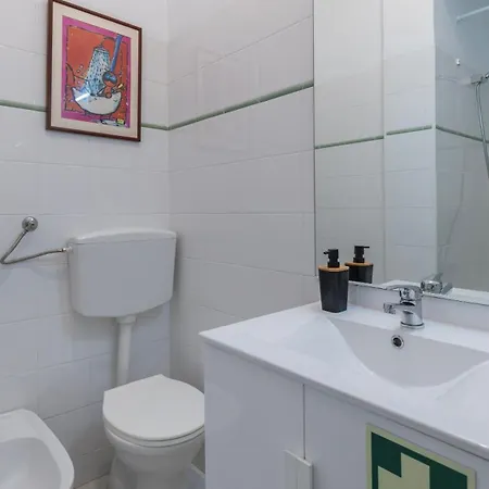 Apartamento Seaside Getaway With Balcony By Lovelystay Almada