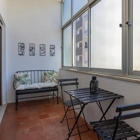 Seaside Getaway With Balcony By Lovelystay Lejlighed Almada