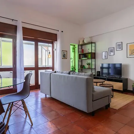 Appartamento Seaside Getaway With Balcony By Lovelystay Almada